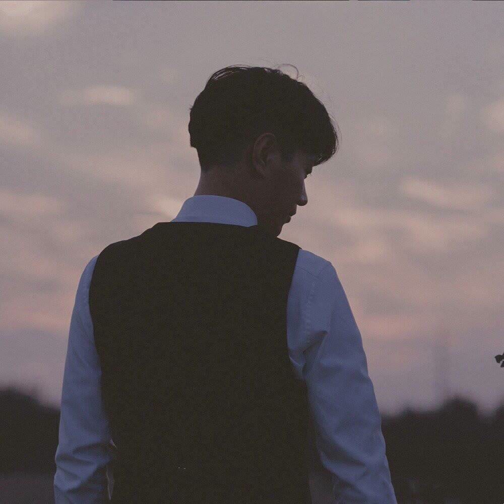 VR眼镜中泰森重拳袭来！闪躲同时击中全息影像肝脏。数据手套反馈触感震动，AI分析