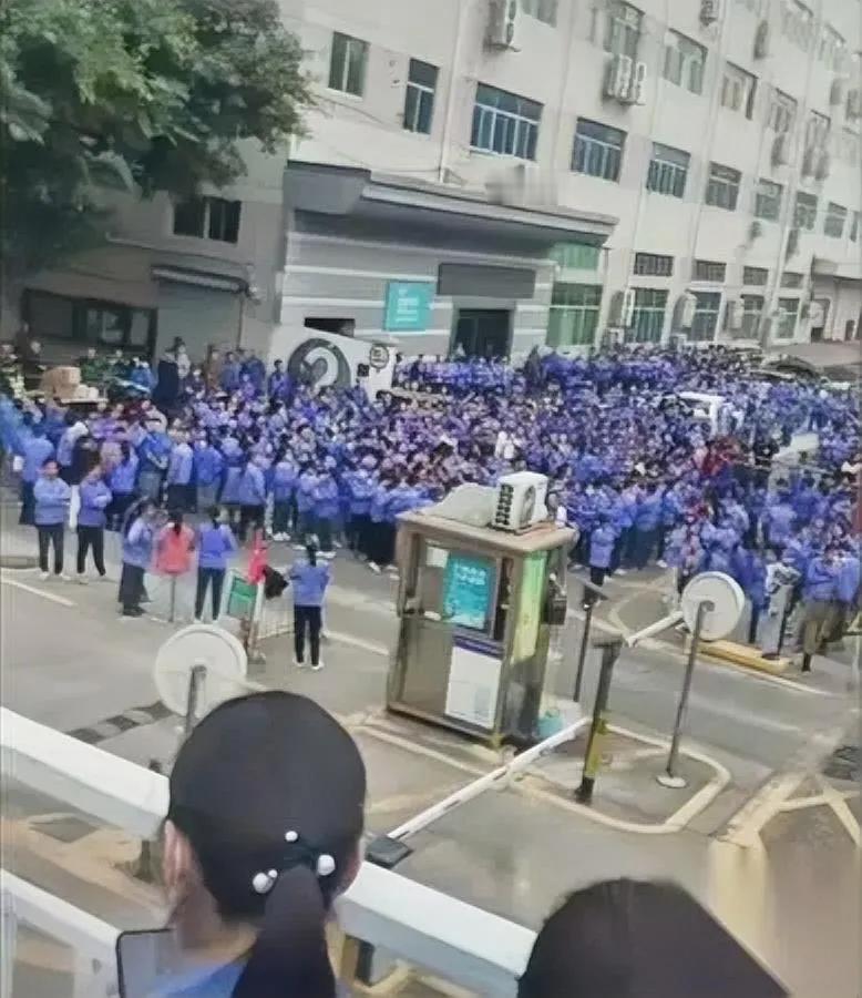 深圳宝安某耳机厂炸了——

不是爆单，是

突然取消所有员工加班！

几千个靠加