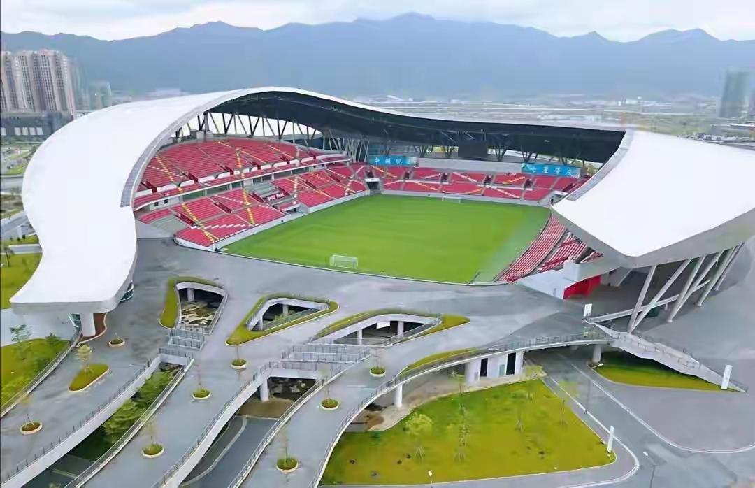 郑州6万人足球场最好建在郑州奥体中心西区域，交通，环境都好。特别是足球赛事大部分