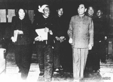 周恩来与邢燕子(左一 )，陈永贵（左二）等农民代表在一起