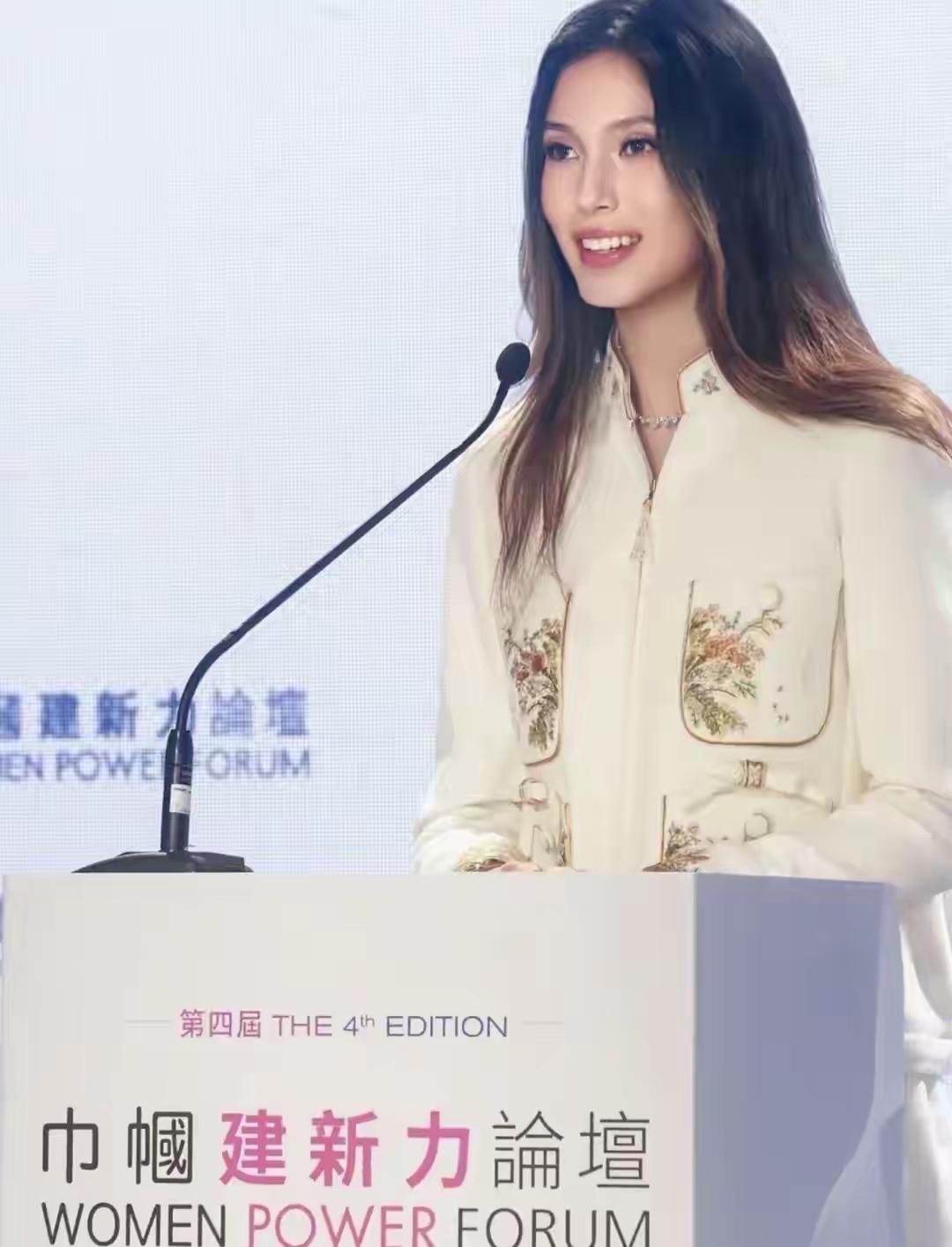 新晋冬奥冠军谷爱凌现身香港，参加了一场女性精英论坛，随着年龄增长，谷爱凌对国家的