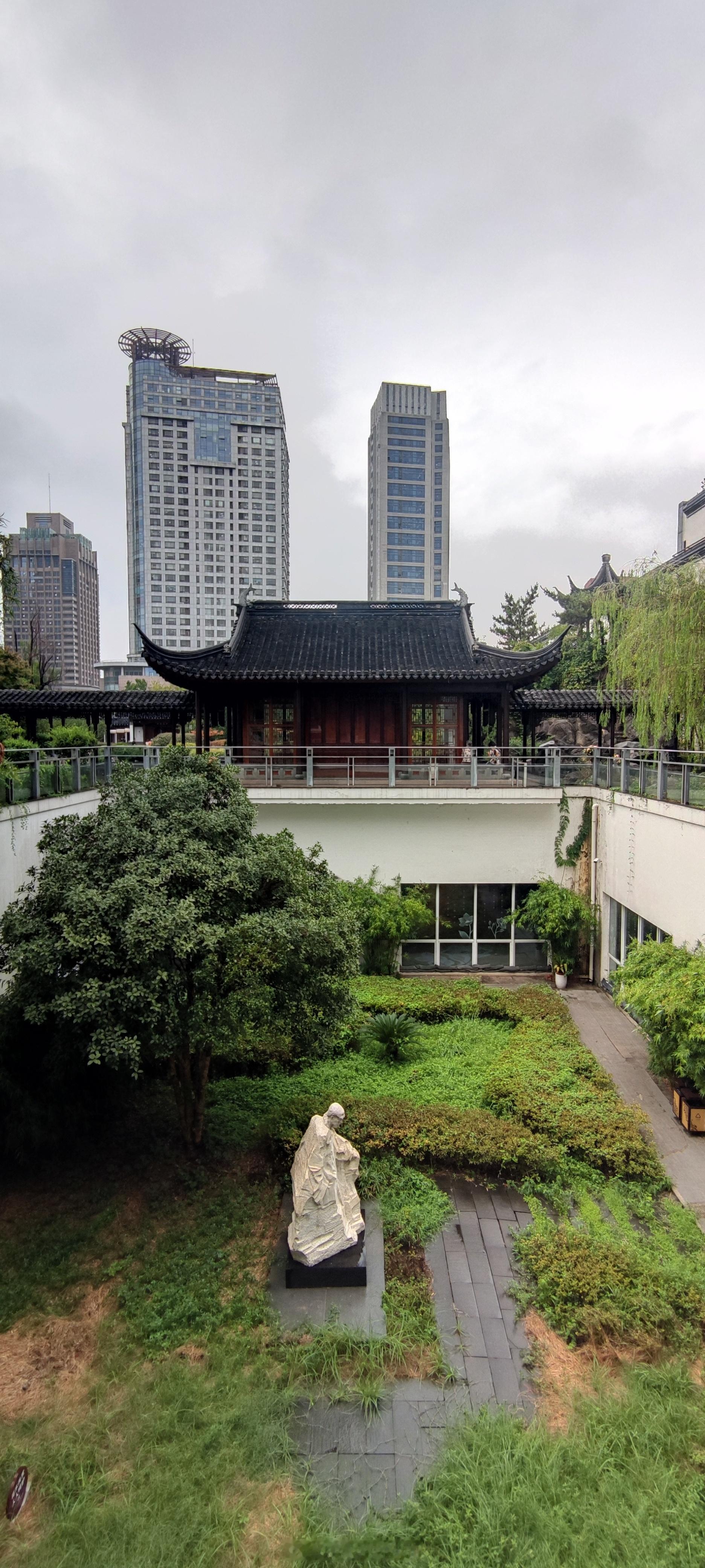 南京江宁织造博物馆。建筑是吴良镛手笔，因地制宜的江南园林式作品。布展一言难尽，动