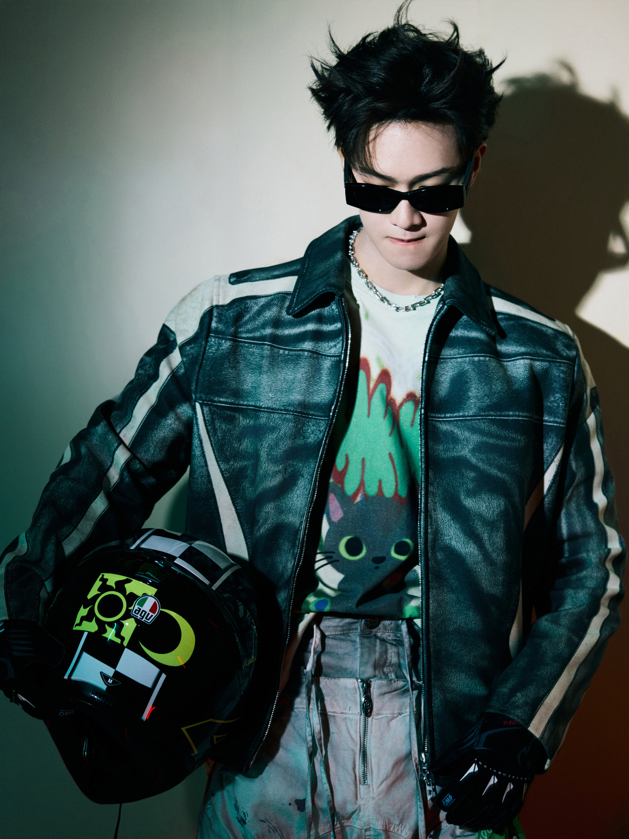 李昀锐｜李昀锐F1赛车服造型李昀锐身穿Diesel皮衣，搭配Dior🕶️，Ti