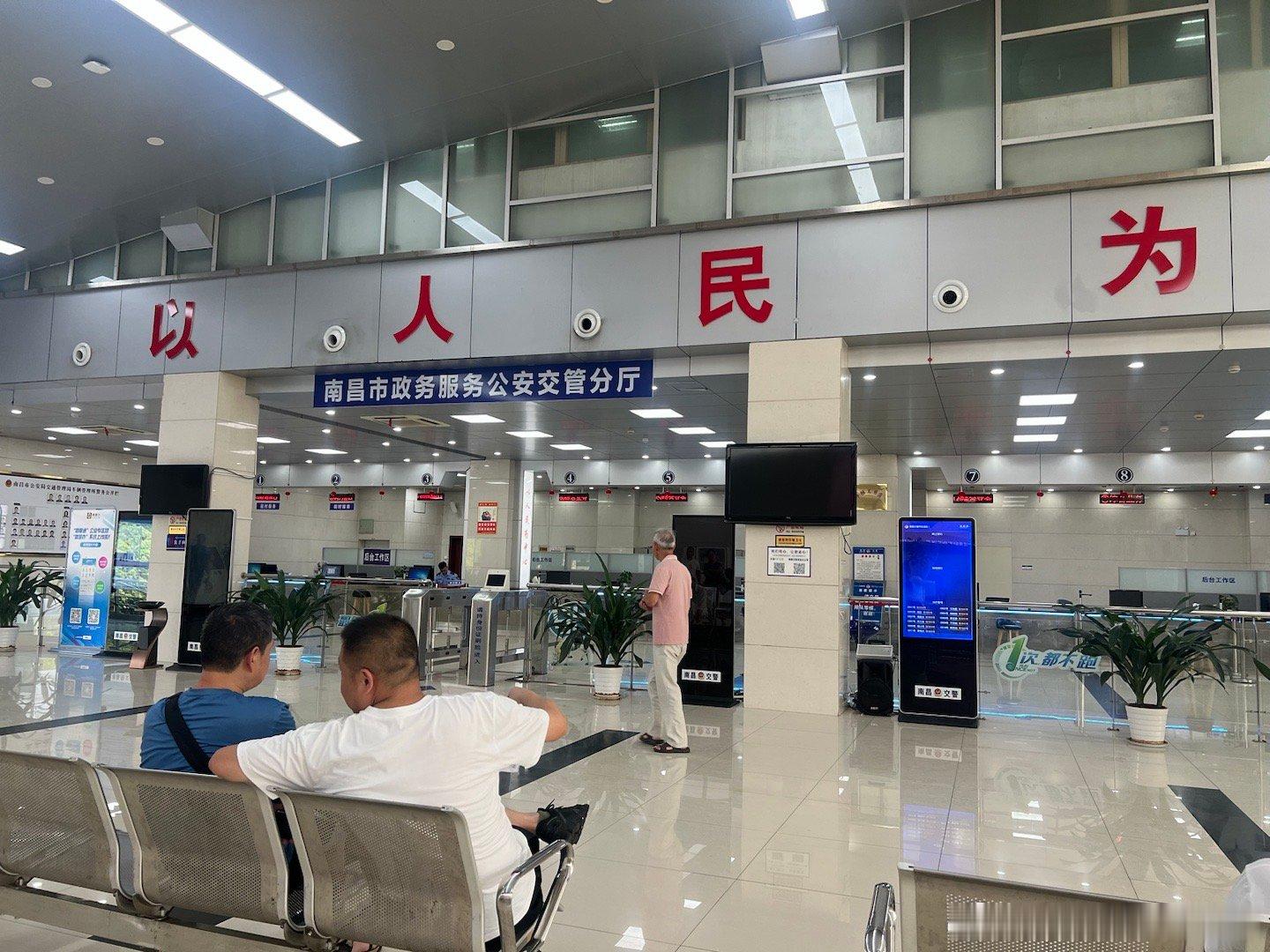 今天周一，一大早来下罗办个解压……9点钟开始办业务，估计好多人8点半就来排队了 