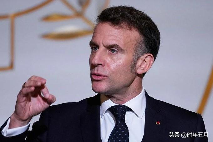 【马克龙暗批美国善变】

当地时间4月1日，法国总统马克龙在访问日本期间，面向日