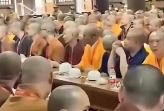 一个寺庙这么多和尚吃饭，他们不工作，不种粮，不服兵役。如果哪一天没有了香火供奉，