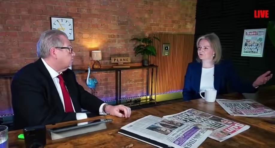 英国前首相特拉斯在访谈节目中表示："美国人知道中国是头号敌人，但基尔·斯塔默似乎