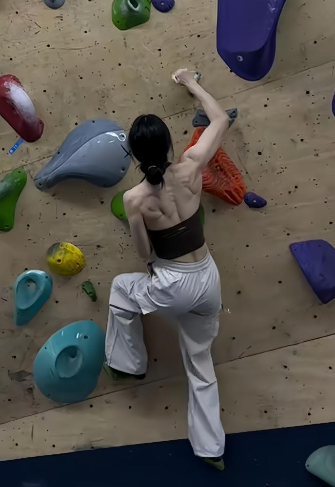 女性攀岩爱好者的背部肌肉