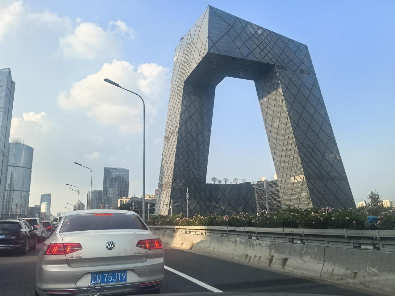 七夕开车绕着北三环走，车辆行驶在路上，抬头刚好撞见央视新大楼的轮廓。
望着那道醒