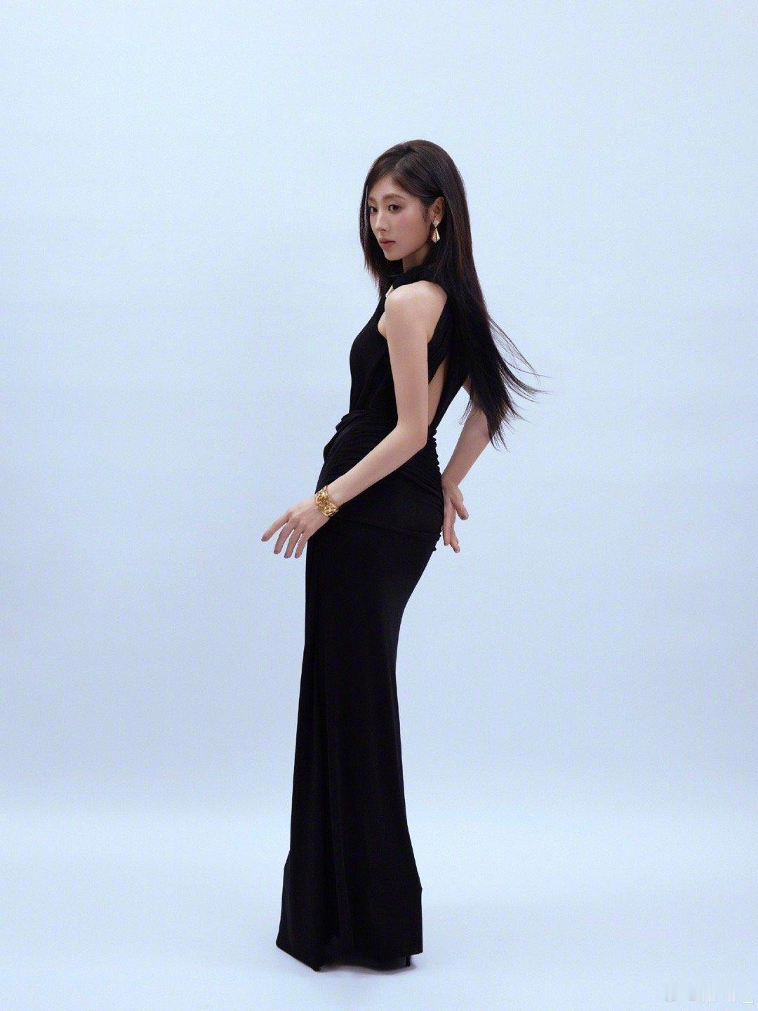 邢菲黑长直冷御感 幂姐的“万物生”体质果然名不虚传！合作后邢菲的时尚资源直接开挂