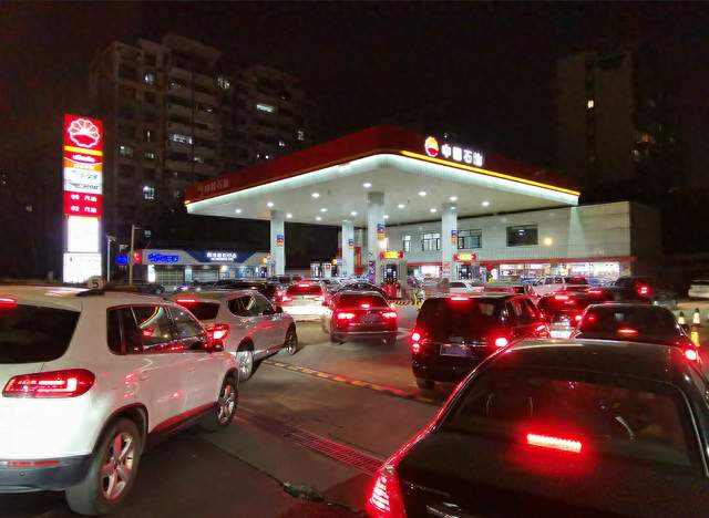 车企“加码燃油车”！这是什么信号？
