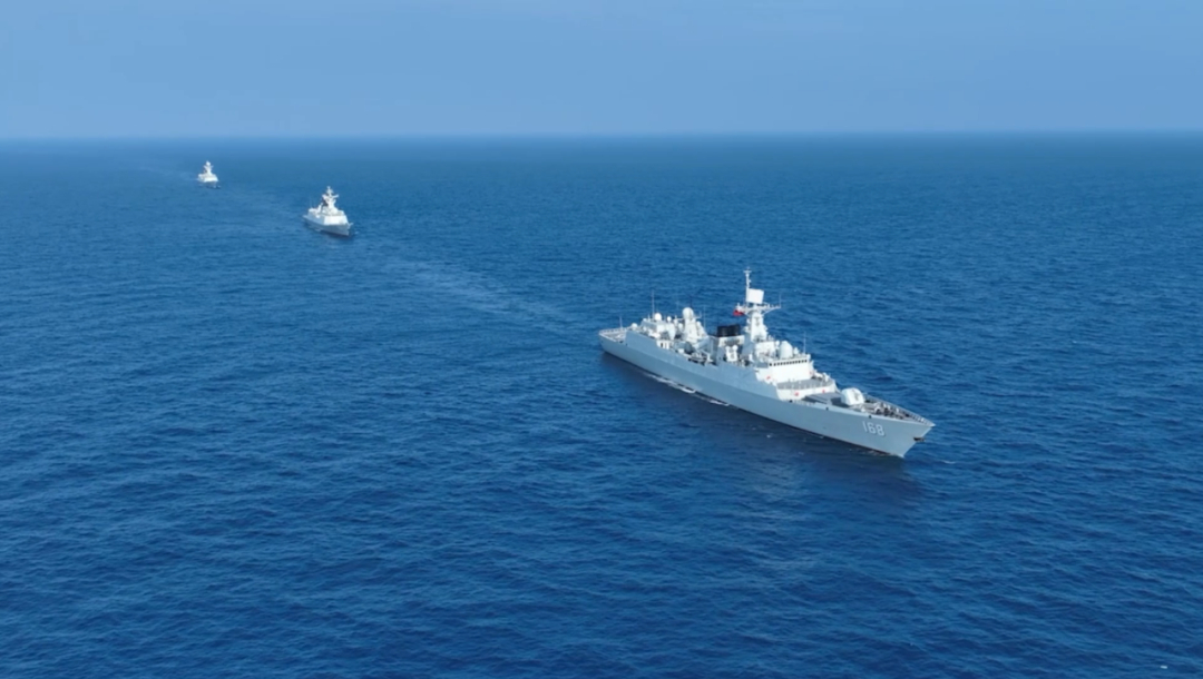 052B型驱逐舰广州舰垂直发射导弹画面#武器装备##军事[超话]# ​​​