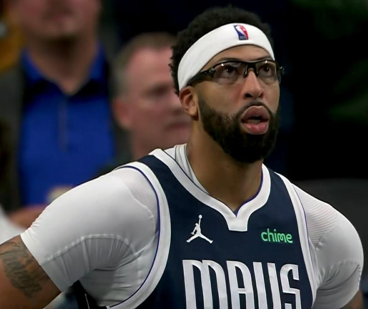 乔治沦为蓝领，浓眉也沦为蓝领！

在独行侠主场被费城打爆的比赛中：不能说浓眉戴维