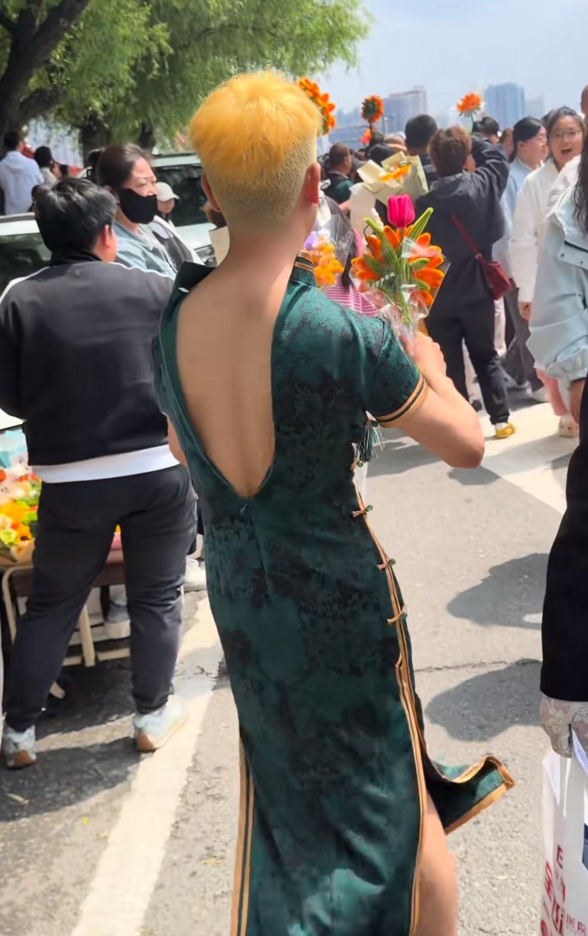 高考结束后的那些显眼包，送向日葵，穿旗袍、大吊车等等，都不再是新鲜话题，这种“送