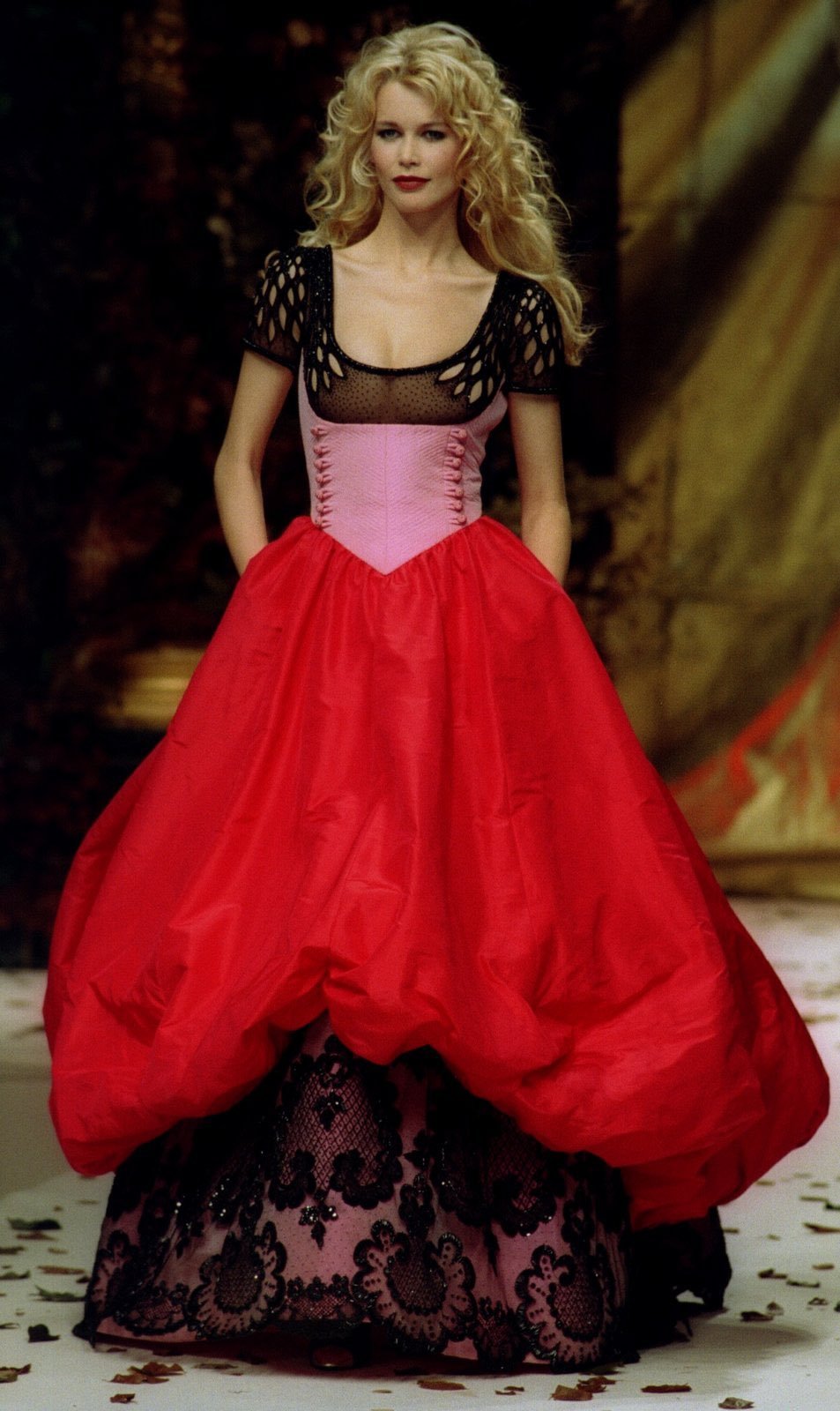 Valentino 1994秋冬高定，30年前的设计，经典永不过时。 ​​​