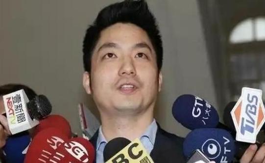 台北市市长、蒋介石的曾孙蒋万安直接把话撂下了！他当着媒体的面斩钉截铁地表示，自己