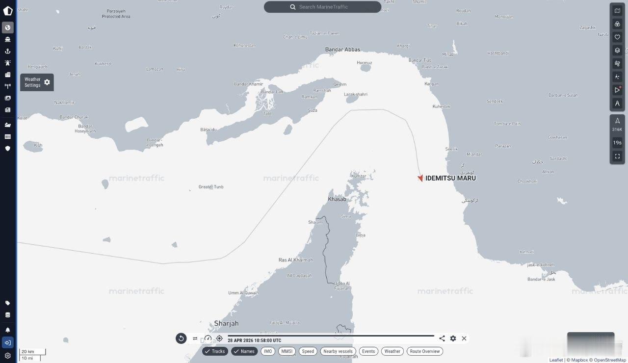 一艘日本超级油轮在得到伊朗允许后顺利通过霍尔木兹海峡日本应该是给伊朗交了高速费。
