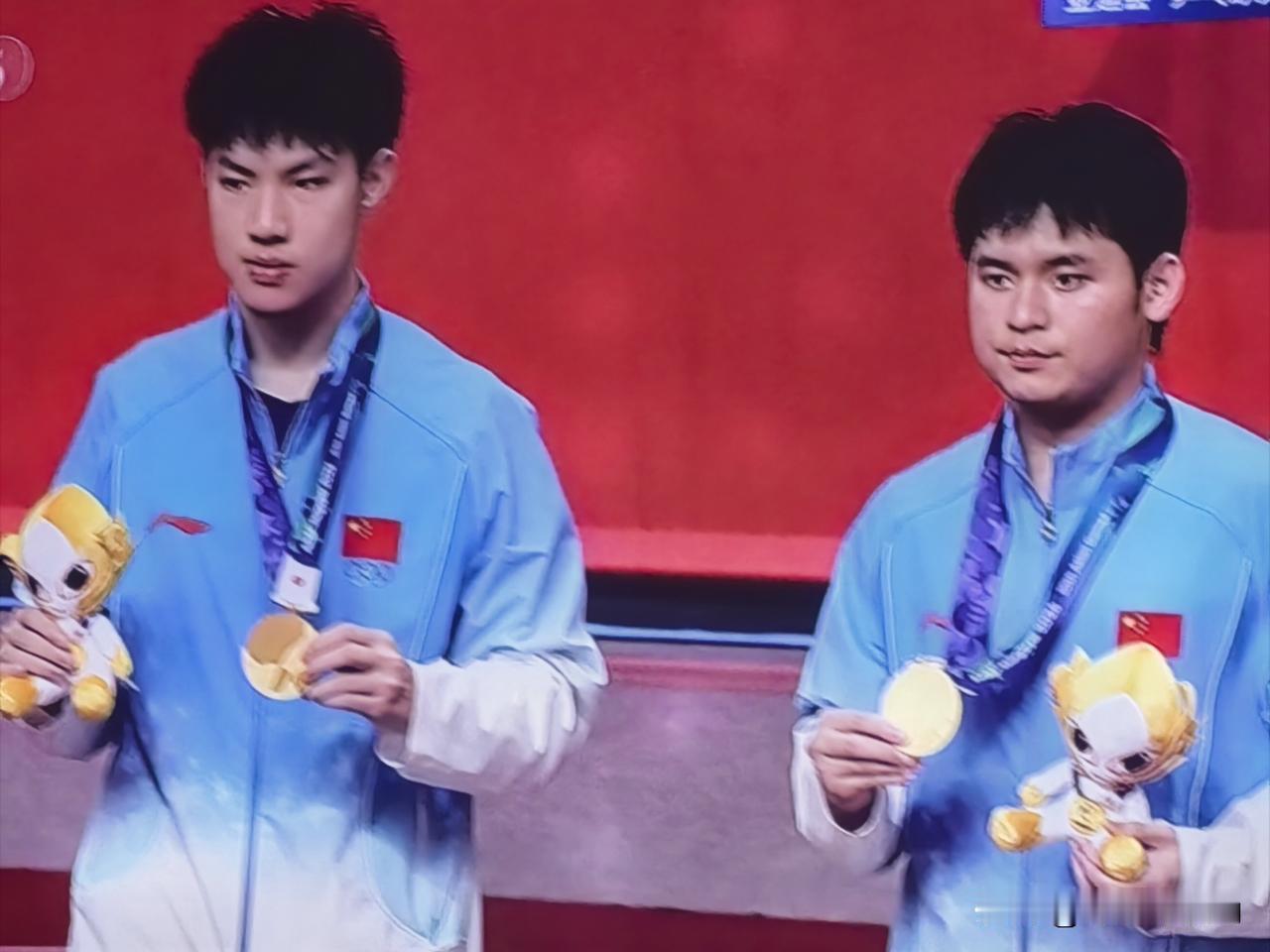 11:1，太振奋人心了！小石头一红到底！两天7胜，男双登顶！
林诗栋又赢了！这小
