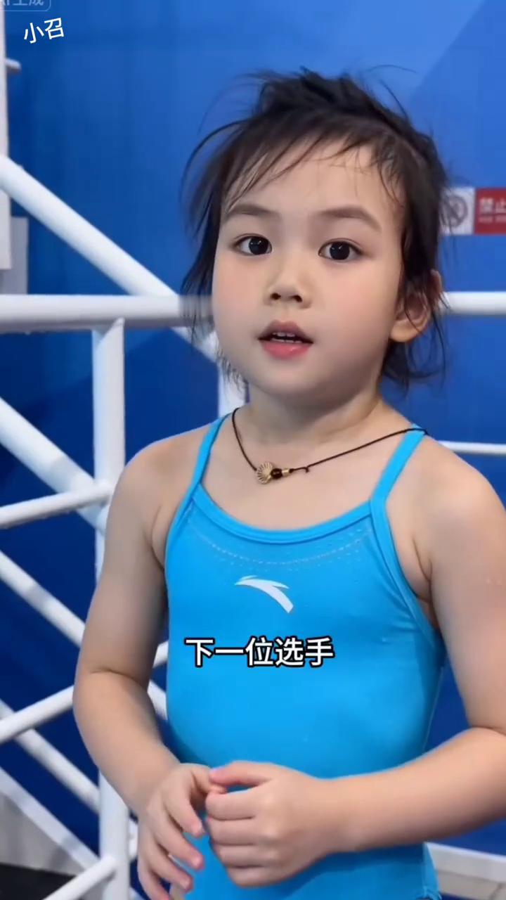 下一位选手罗菲菲准备上场。起跳的时候身体收紧，入水要贴直下去别弯腰，肩再放松一点