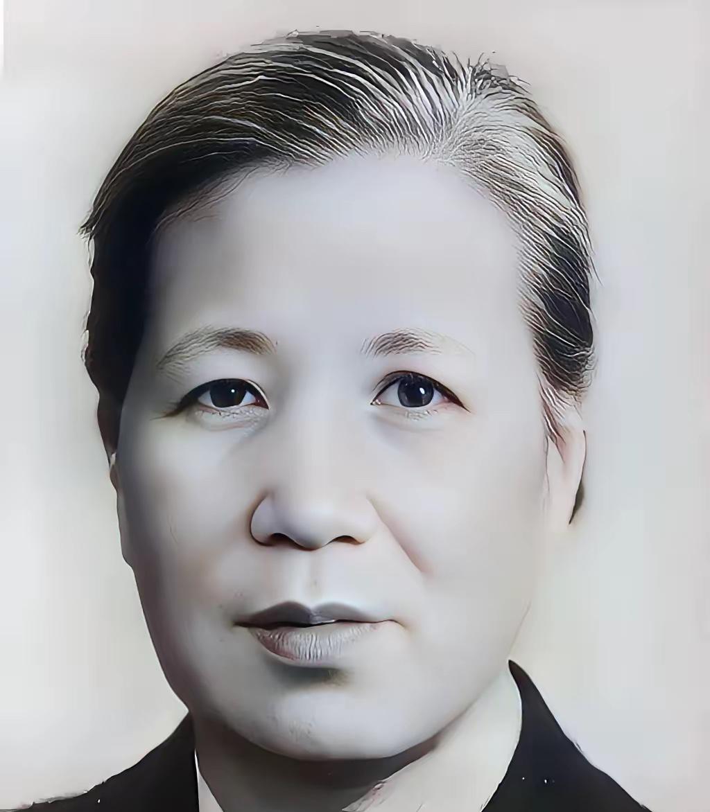 1929年，18岁新娘帮丈夫整好衣领，柔声送他出门，丈夫刚拐进巷口，一声枪响倒在