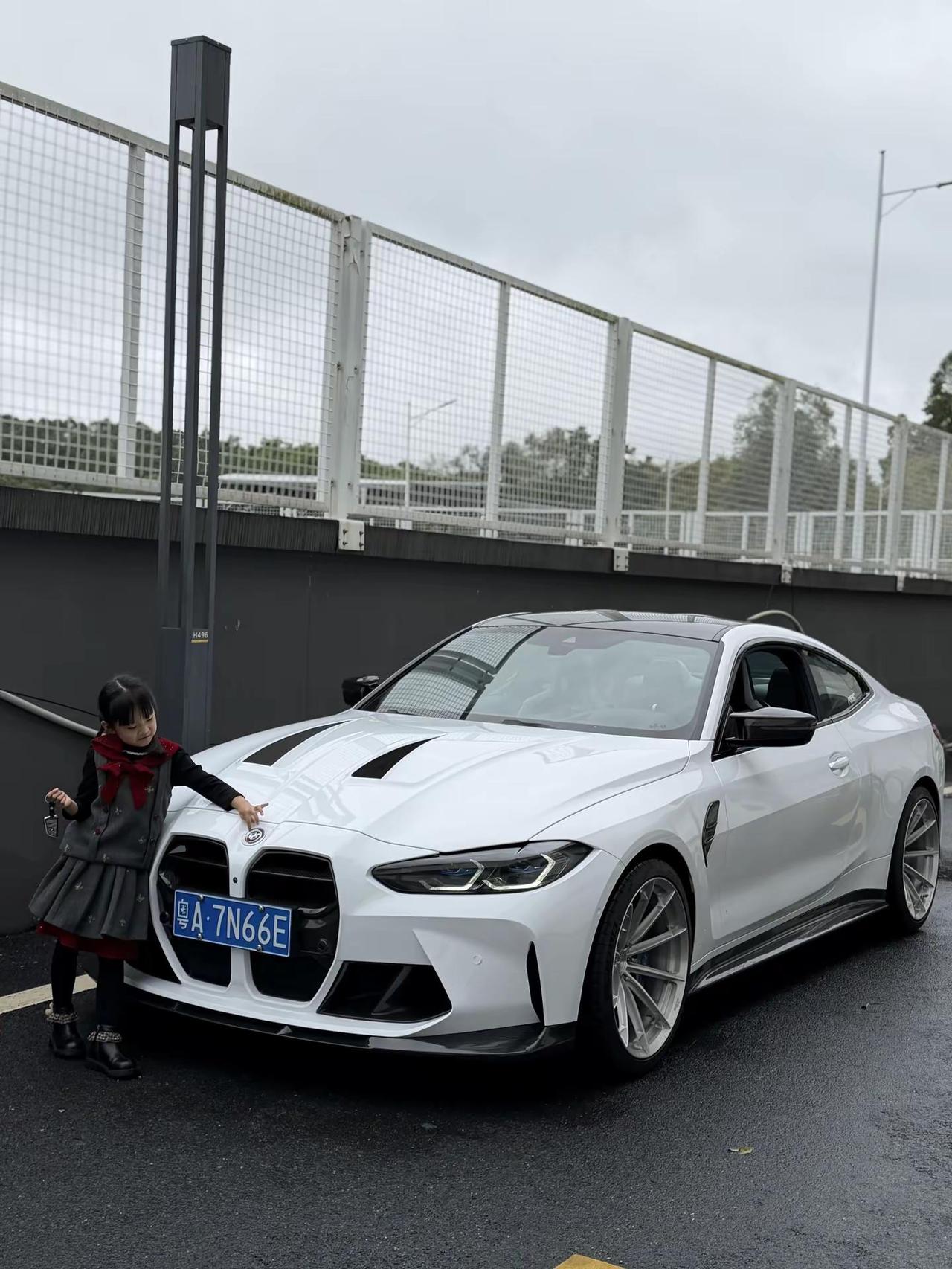 我可以邋邋遢遢 但我的车必须板板正正宝马m4 mpower mpower小女孩