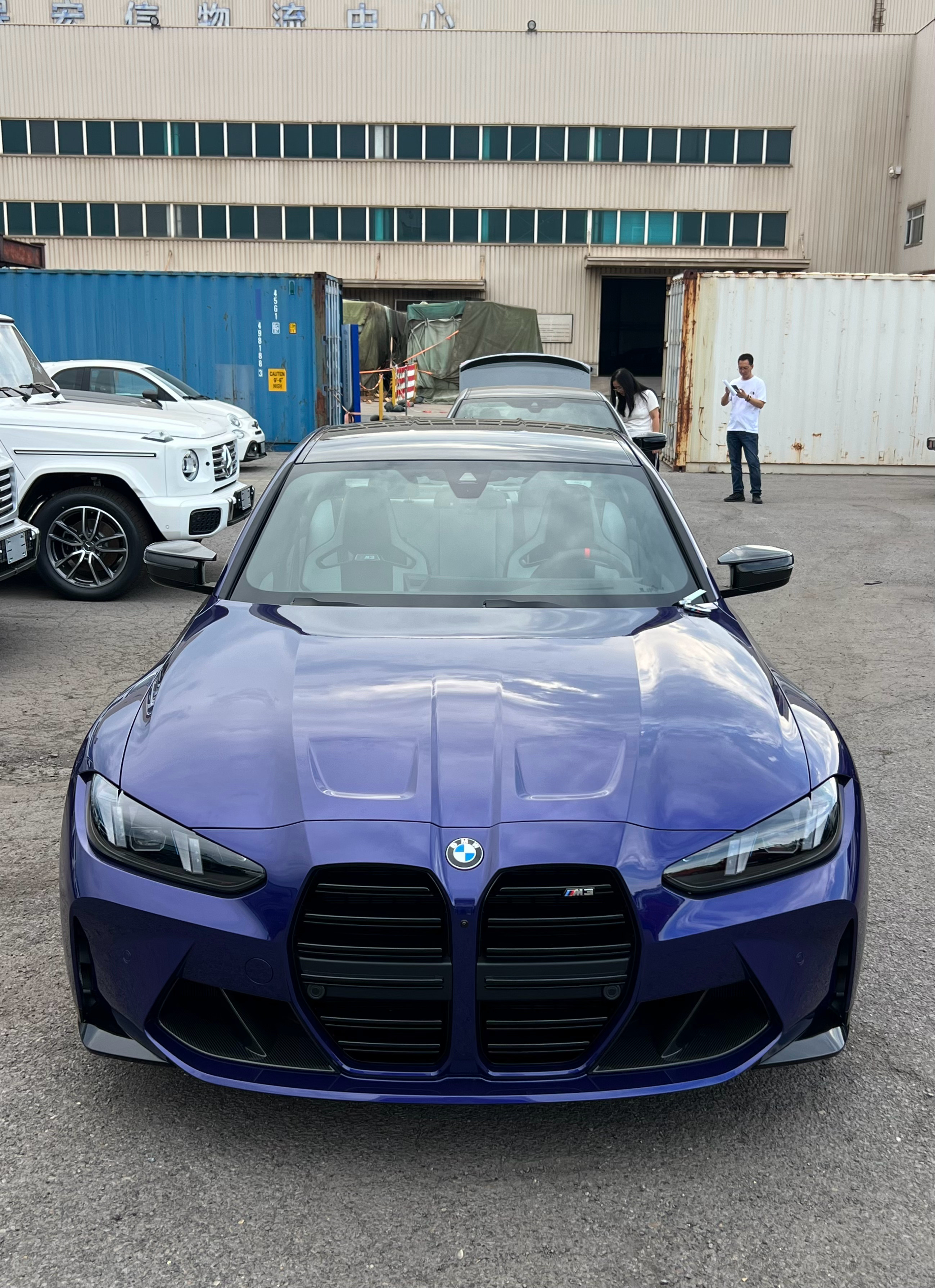 在产品的末期，迎来了配置的顶峰一台手动挡M3，BMW individual外观颜