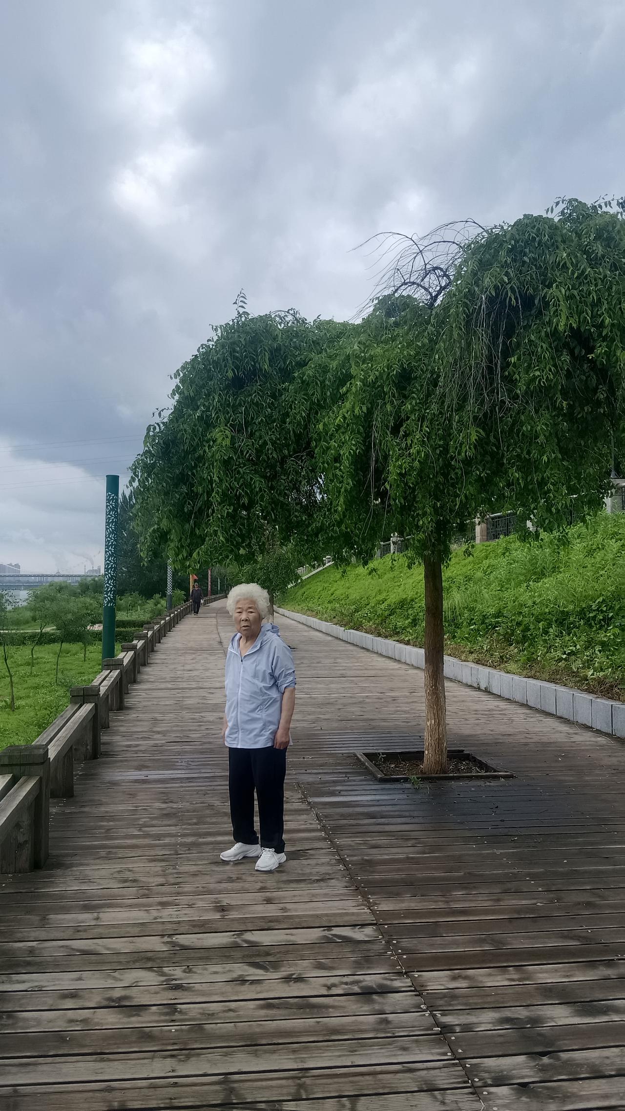 不纠正： 如果老人说错了时间或认错了人，不要强行争辩，顺着他们的话题聊，让他们安