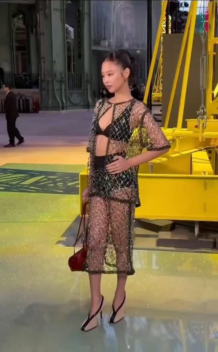 jennie镂空透视装jennie大光明透视装哇哦！这个jennie穿了镂空透视