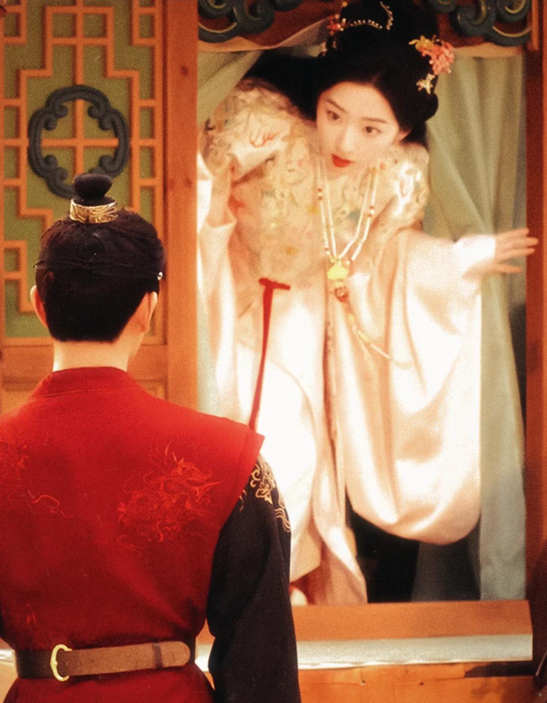 丁禹兮看邓恩熙这个眼神不像演的 哪怕只是安静地待在旁边，赵凌的目光也始终追随着庭