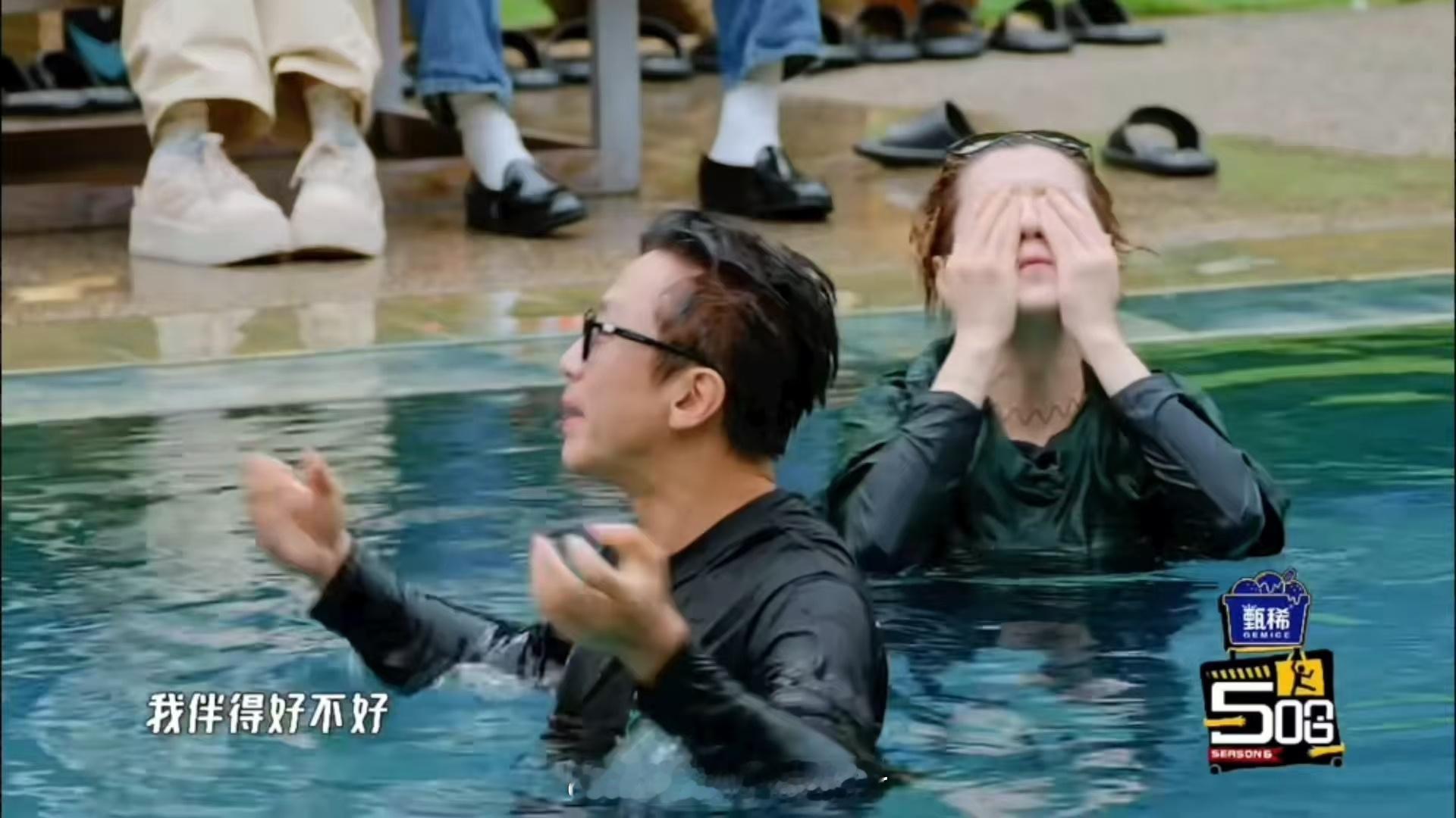 鹿晗墨镜挂头发鹿晗墨镜挂头发上哈哈哈哈哈 有人觉得他墨镜挂头发可爱搞笑，有人说略