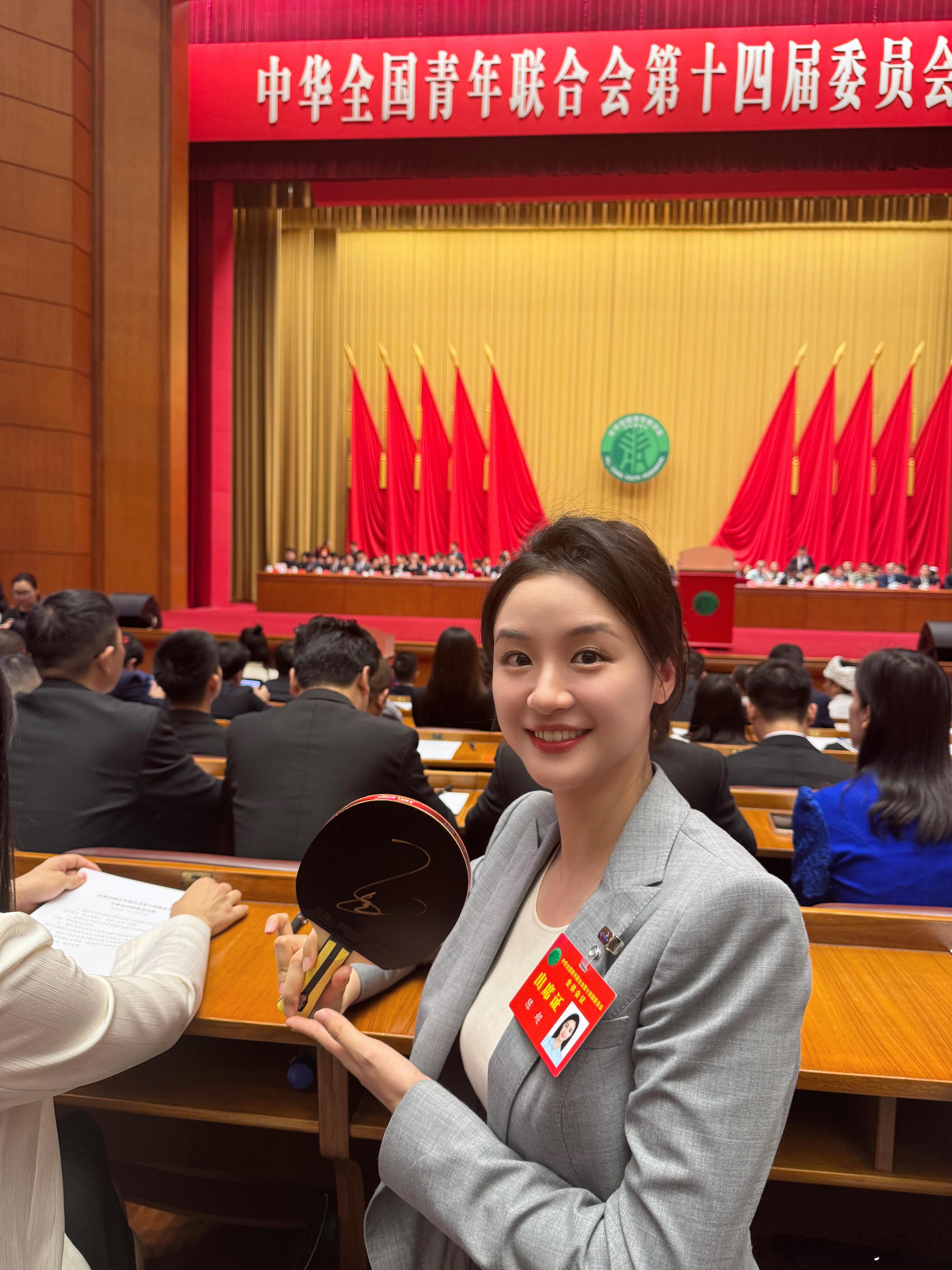 我们湖北卫视一姐也签名了 [阴险][阴险][阴险]  ​​​