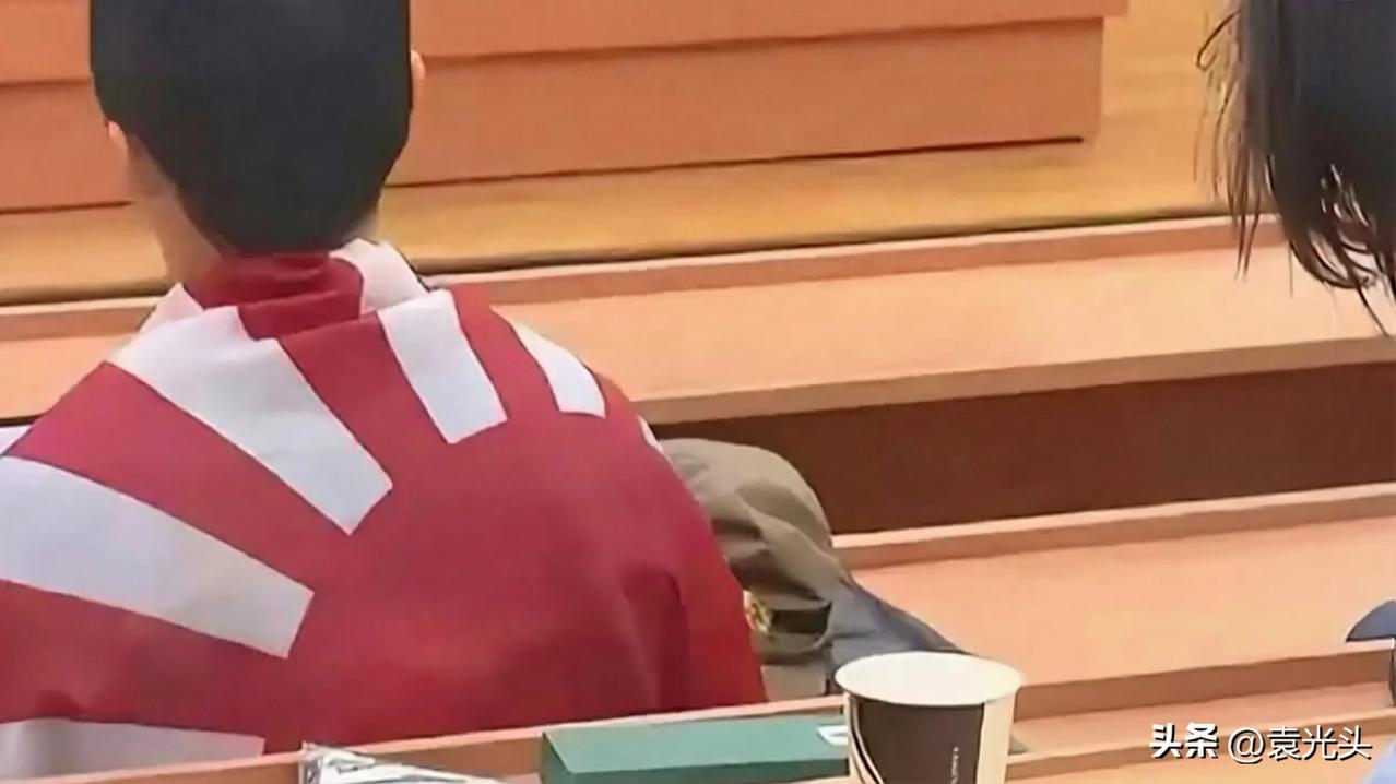莫大留学生披旭日旗，很少人留意，他读的历史系学费比理工科更贵。

中国人去俄罗斯