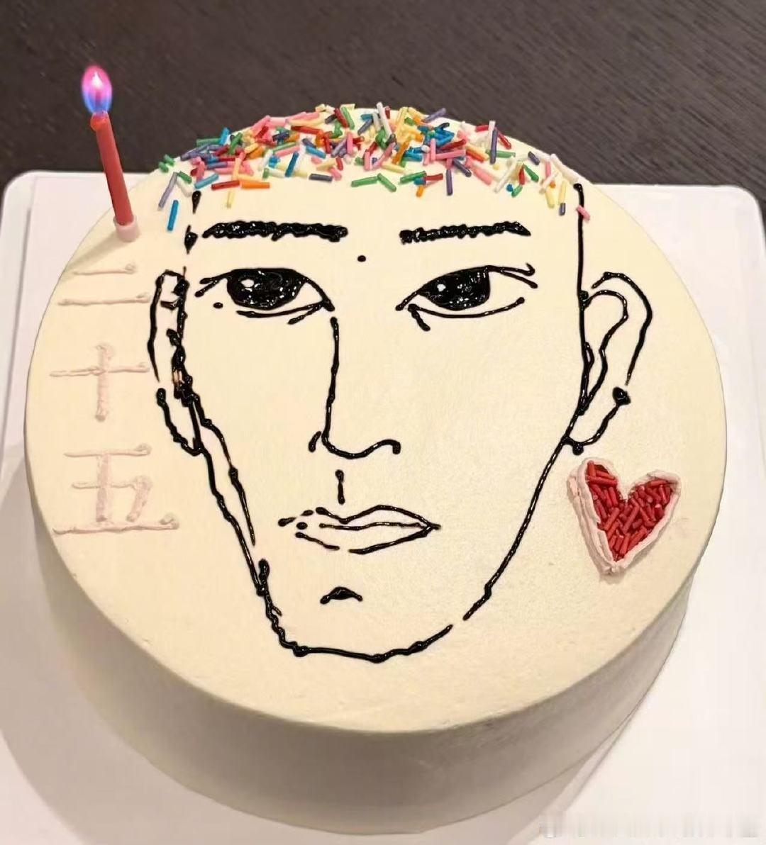 易烊千玺晒25岁生日蛋糕易烊千玺二十五岁生日蛋糕千玺二十五岁生日蛋糕，亲手做的生