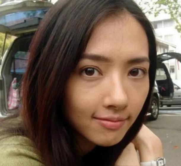 年轻时候的郭碧婷素颜，比化妆更美