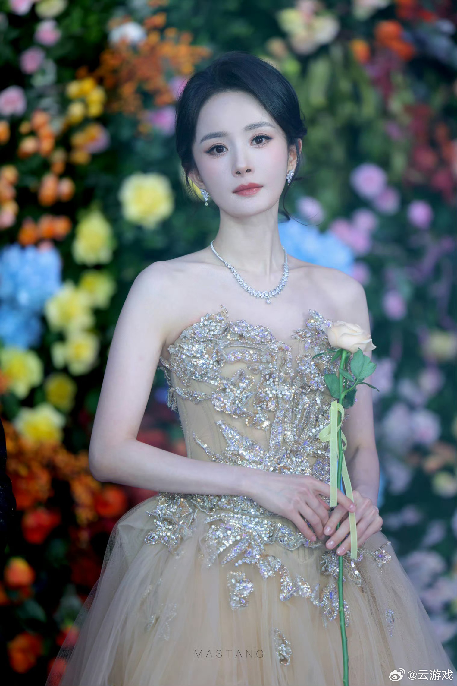 杨幂 生图即神图百花奖现场无修生图状态太能打，鎏金抹胸长裙精致闪耀，五官轮廓优越