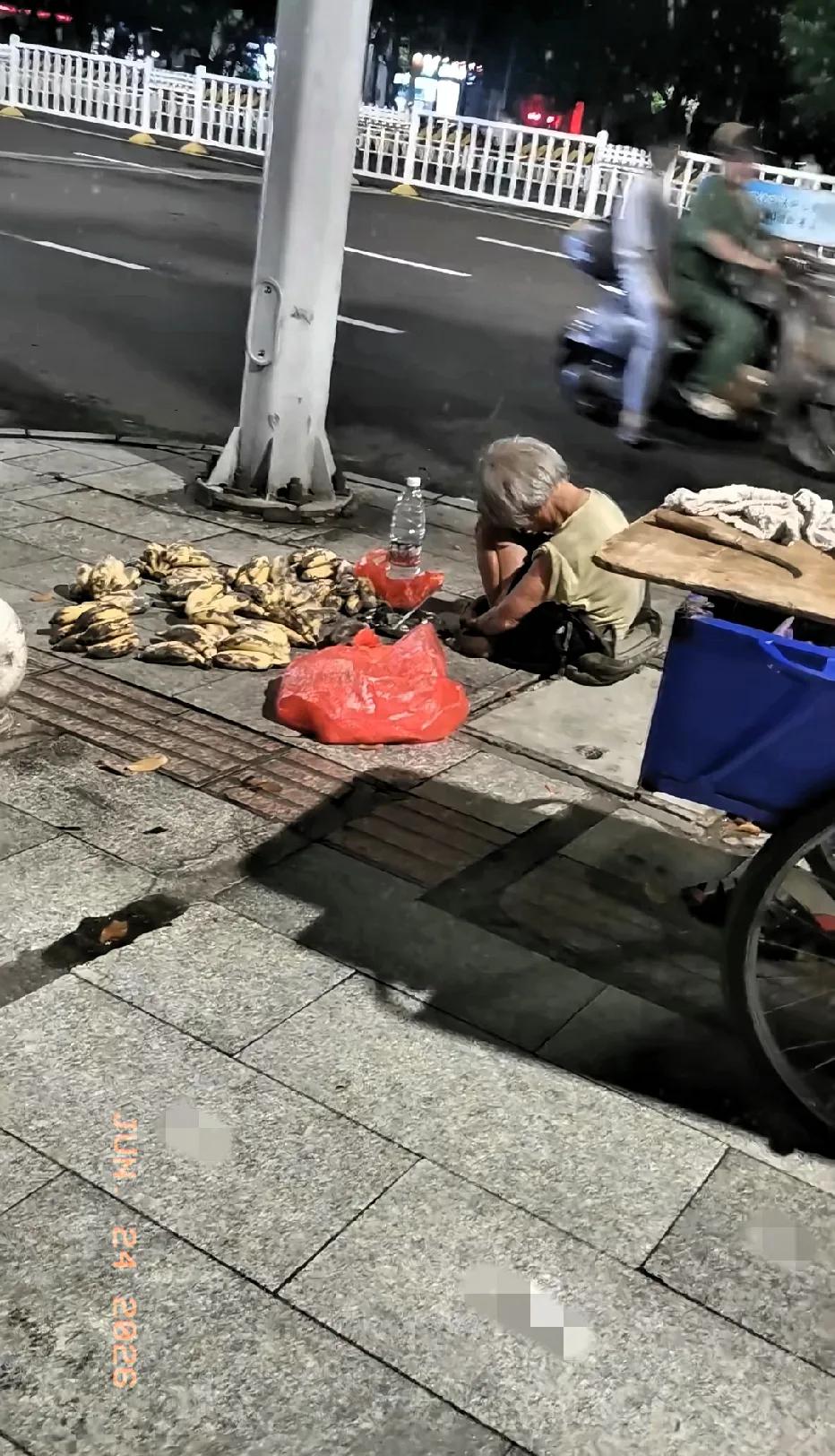 总有人执着于更大的房子、更好的车子、更高端的护肤品，殊不知，有的人拼尽了全力，只