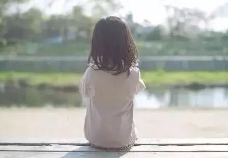 河北石家庄，39岁男子靳某趁妻子不在家，对10岁继女起了歪心思，强行发生了关系。