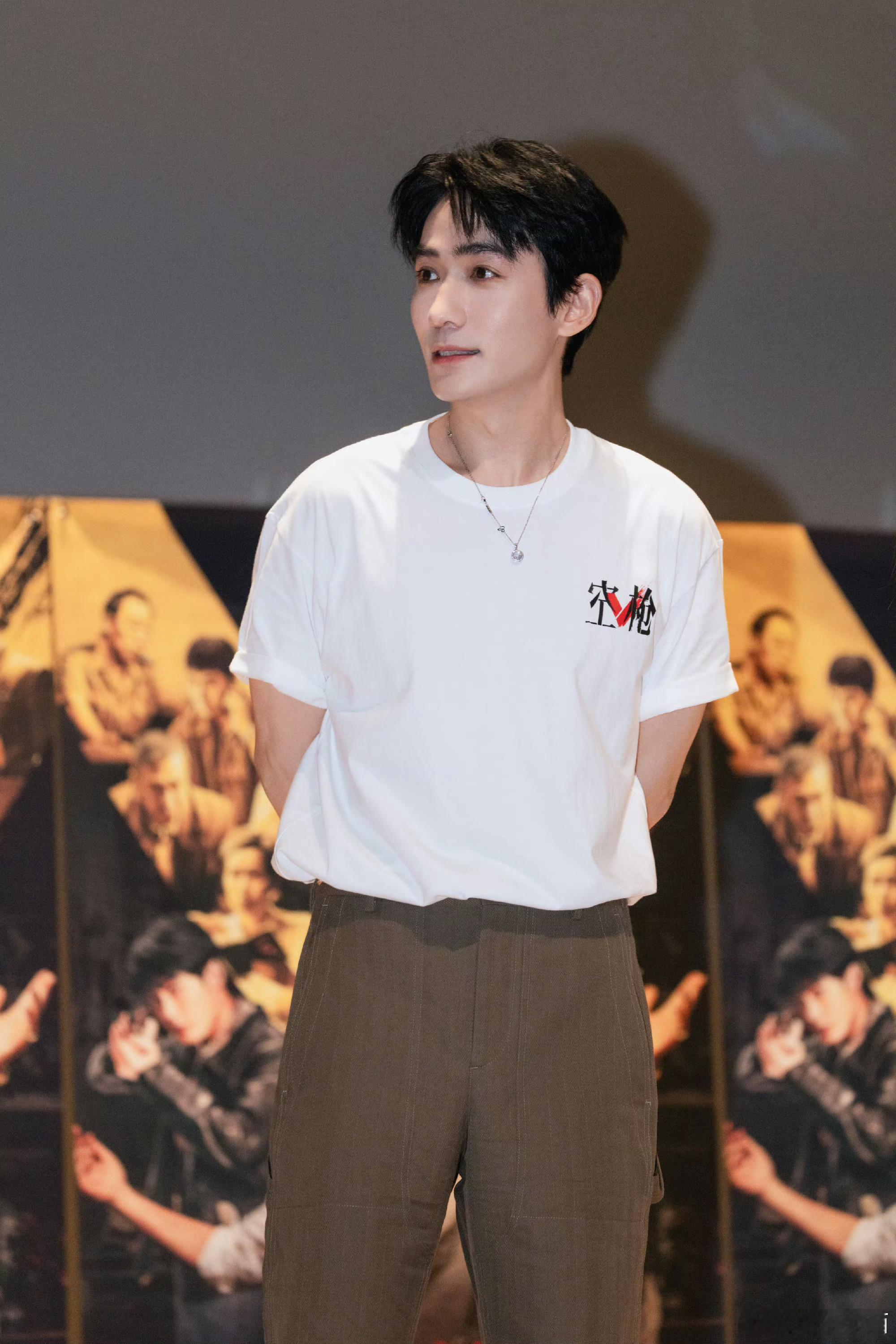颜宁去了朱一龙空枪路演谁被这场路演的双重趣事戳到。颜宁现身现场，观影看得格外细致