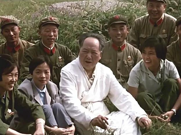 伟大领袖毛主席与广大工农兵群众心连心的照片，无不温暖振奋人心，无不感动中国的劳苦