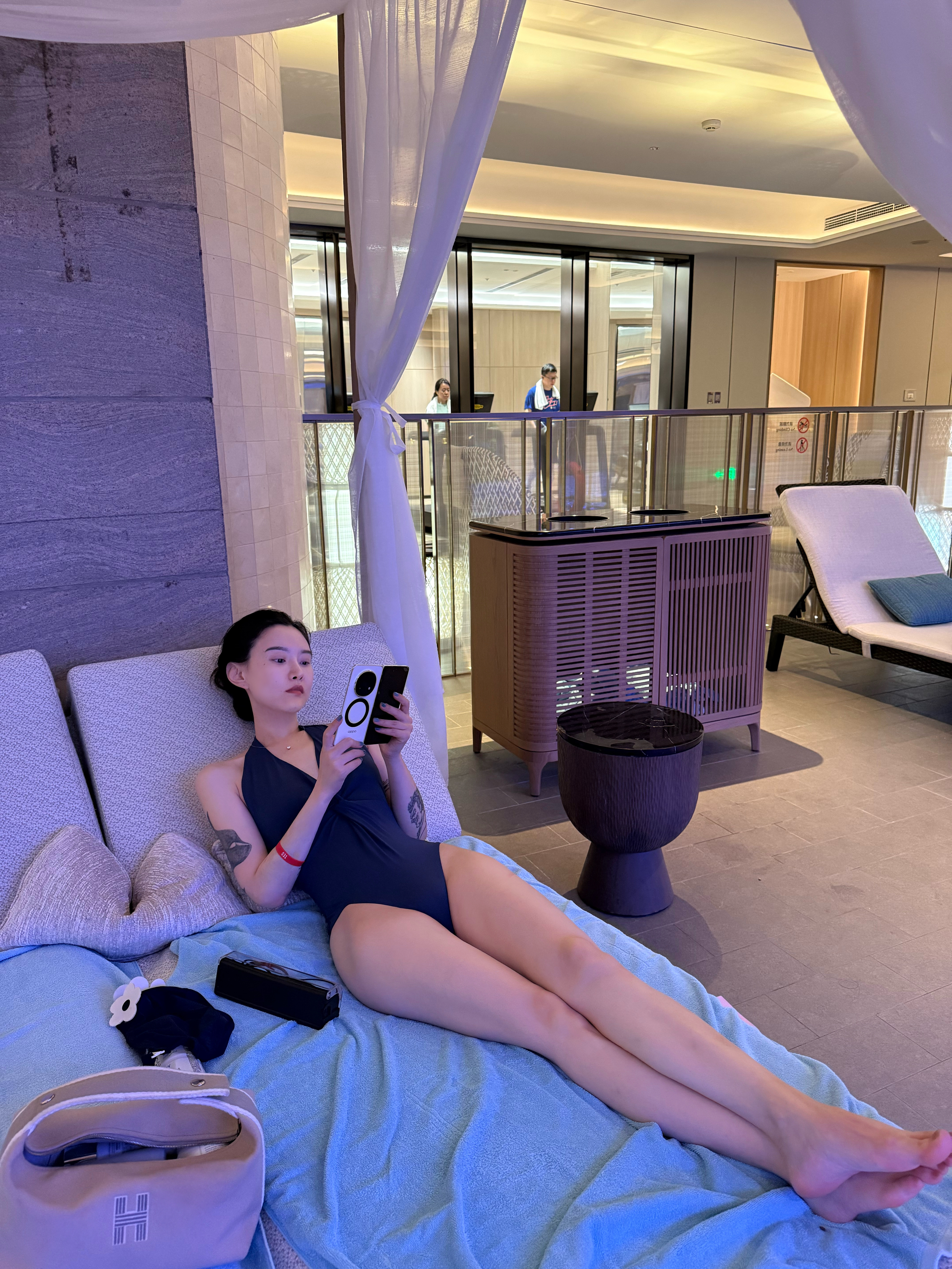 “你拍的没有什么意境”“你就说腿长不长吧” 