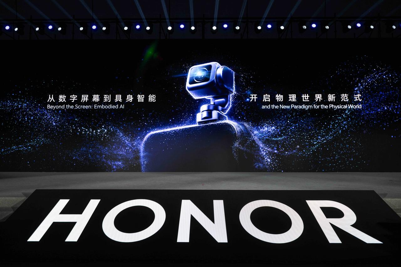兄弟们，手机圈真的变天了！全球第一台机器人手机——荣耀 Robot Phone 