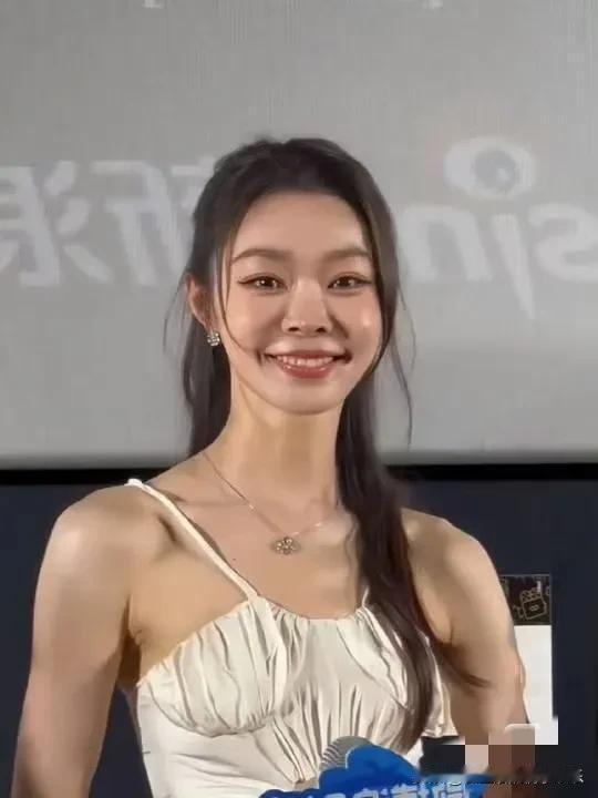 最近感觉宋轶有点奇怪，

明明她的年纪已经30好几了，

但是她的脸上依旧看不出