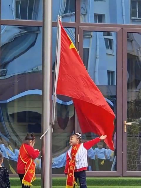 上人民日报了！
 
山东济南一家幼儿园干了件挺不寻常的事。升旗仪式的旗手，没找老