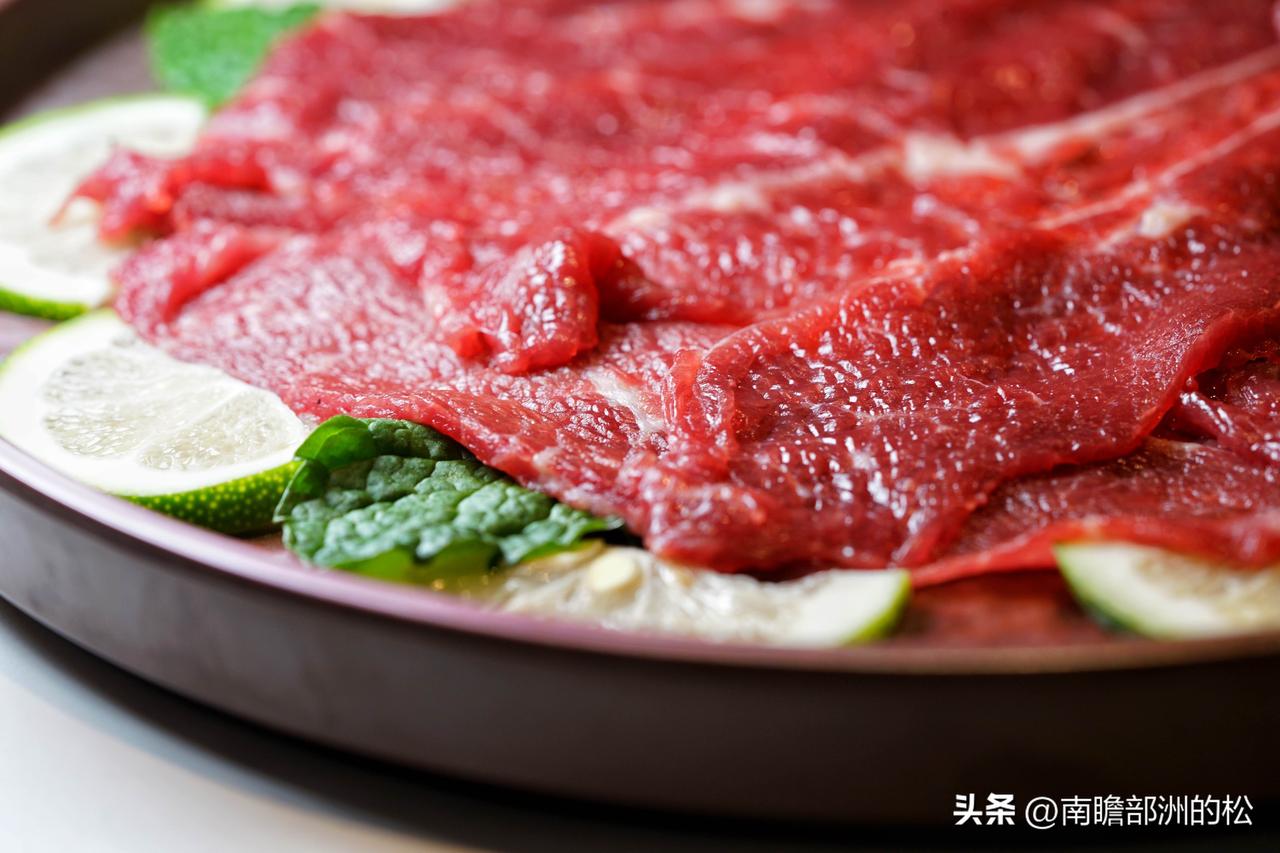才从贵州避暑回来不久，一直对那一口酸汤念念不忘。

观音桥勒家幺缘酸汤牛肉满足老