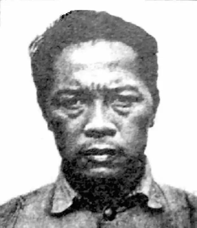 1951年，国军中将李本一被枪毙，在刑场，法官看了他一眼，厉声问：“当年皖东那三