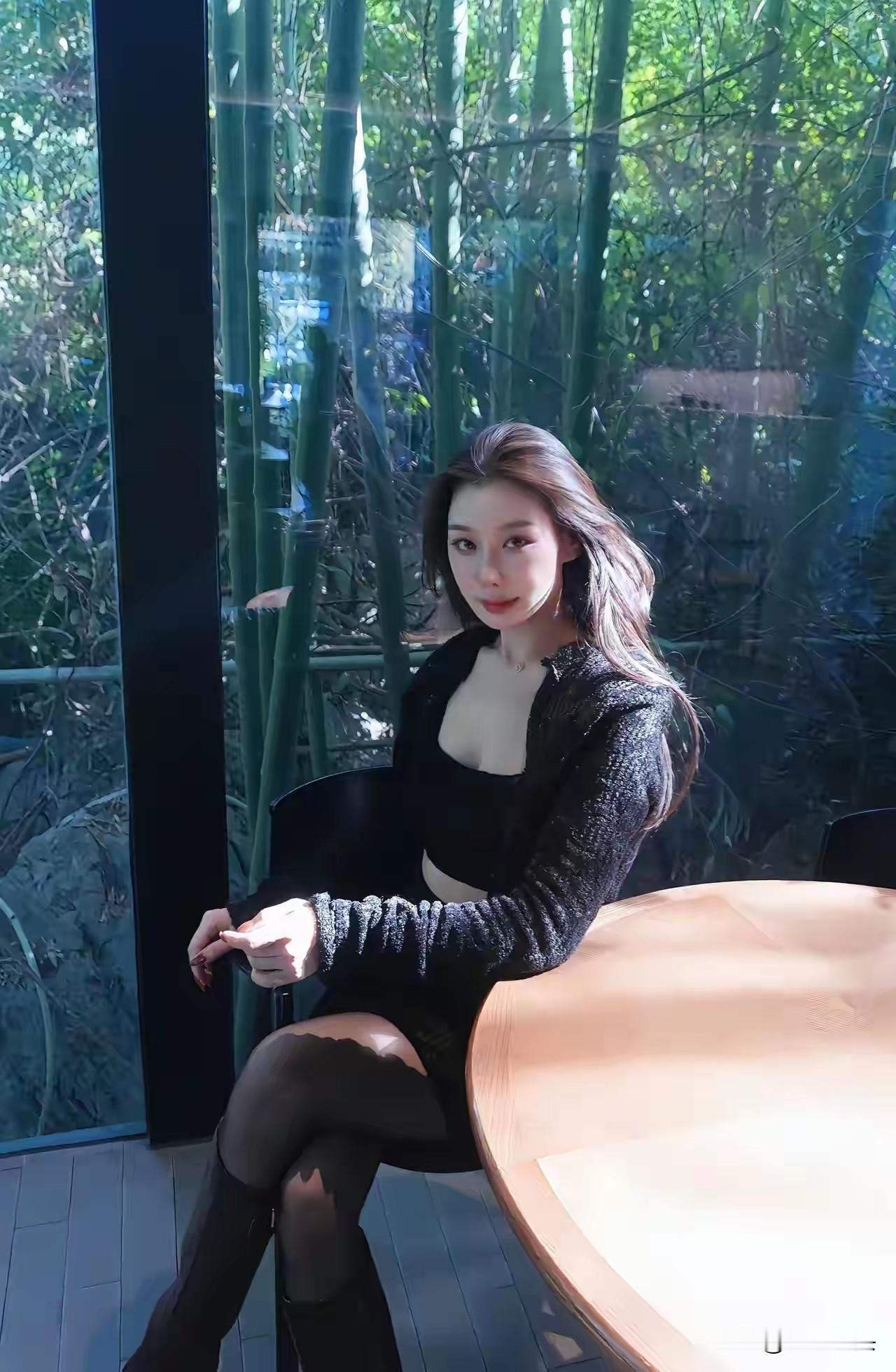 阳光洒进竹林，优雅女子静坐，享受宁静时光。