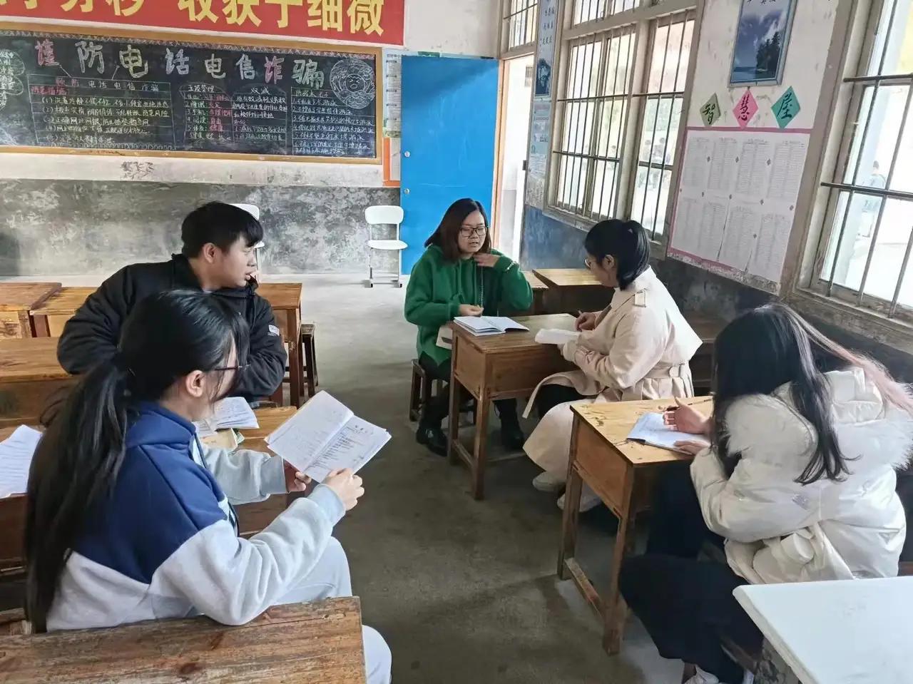 如果把中小学教师的工资拆成一张“工资条心电图”，它既不是网传“月薪三千”那么平，