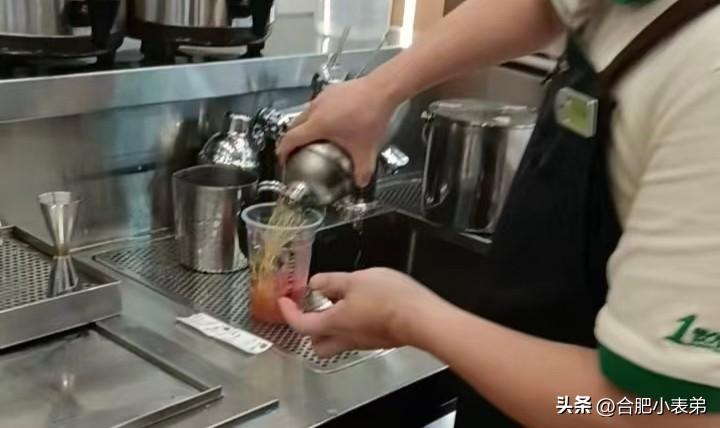 奶茶赛道更新换代这么快，各类新品层出不穷，可老牌品控却频频掉链子，食品安全底线都