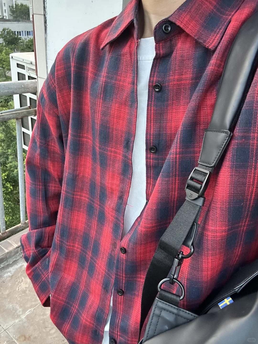 简单出门 红色格子衬衫少年感满满