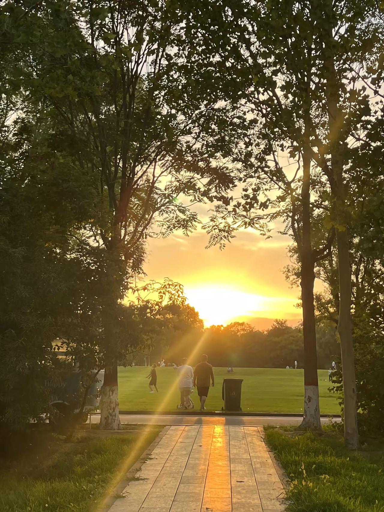 我是市井小民 梦想是家人平安 有一个很好的爱人平平淡淡安安稳稳的过这一生.